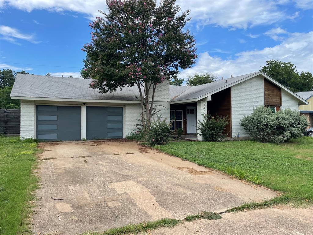 Foto principal - 8436 Jamestown Dr
