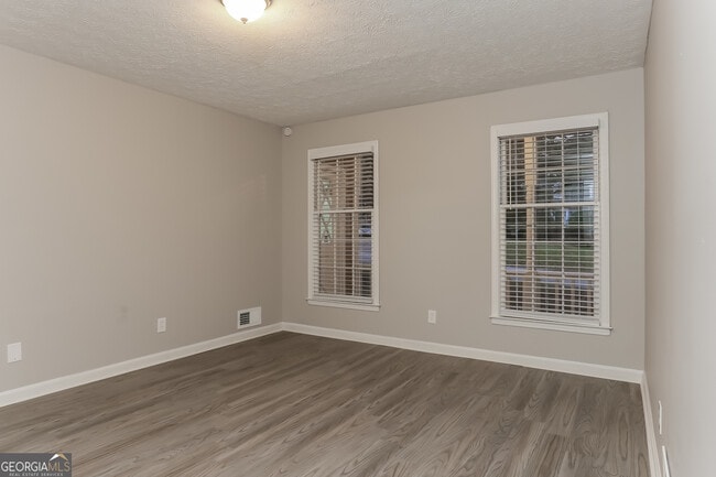 Building Photo - 5132 Clearwater Dr SW