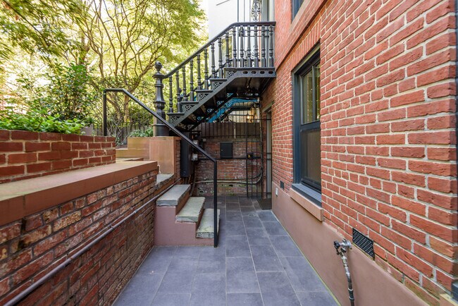 entrance - 1440 Q St NW