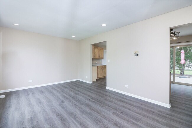 Building Photo - 3920 Shoreline Dr