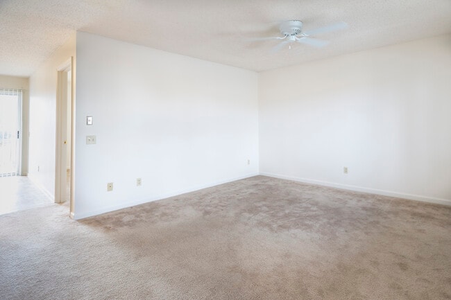 Building Photo - Longview Oaks Apartments