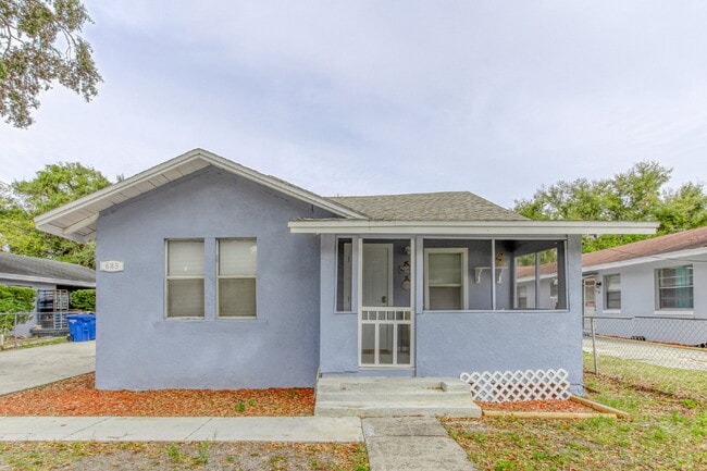 Building Photo - Beautifully Remodeled 3BR Duplex Near Parks, Schools & New Rec Center — Utilities Included. Secti...