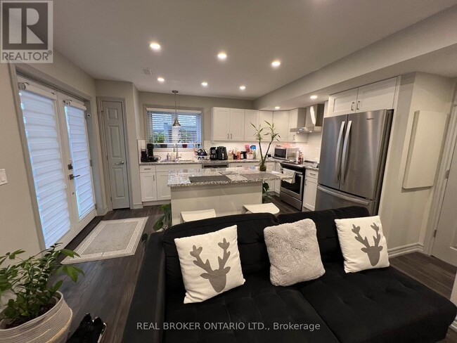 Building Photo - 70 Juglans Crescent