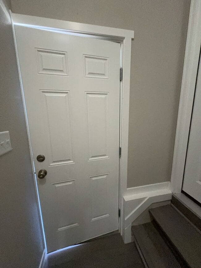 Building Photo - Updated 1 Bed 1 Bath Apartment