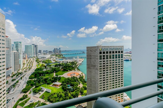 Foto del edificio - 325 S Biscayne Blvd