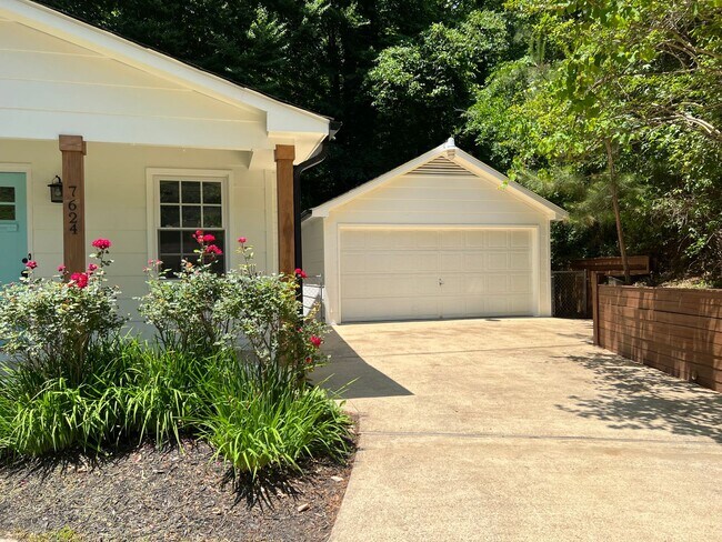 Foto del edificio - Renovated 3 Bed | 2 Bath House with Fenced...