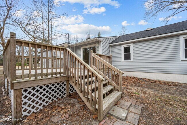 Building Photo - "Charming 4-Bedroom Home with 2 Full Baths on Murrill Hill Road – Your Perfect Jacksonville Retre...