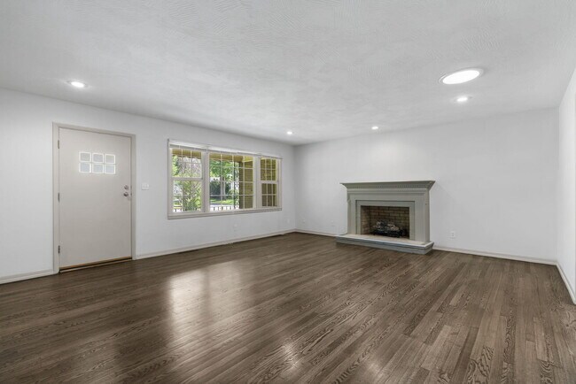 Building Photo - 1054 E Kingsbury St