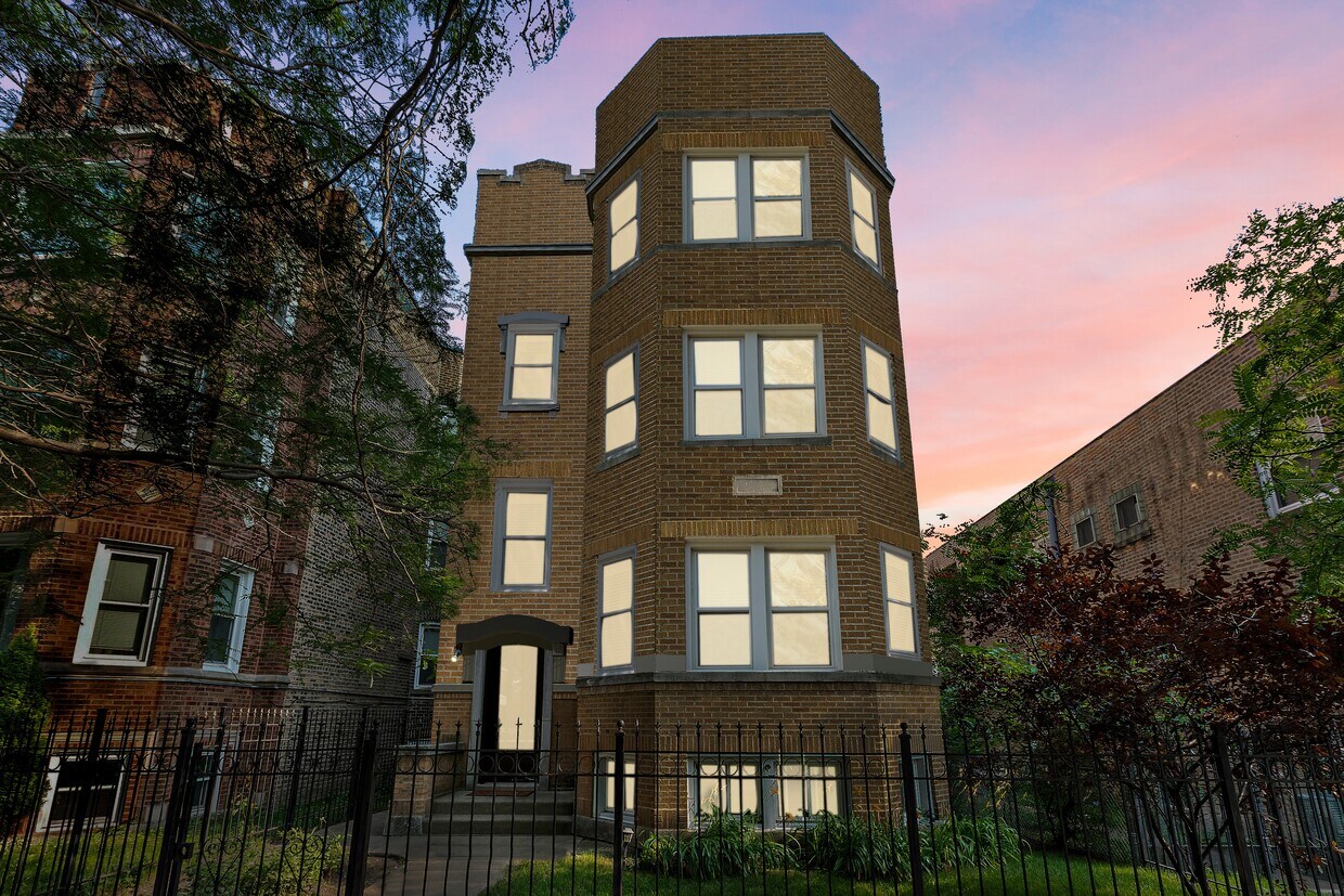 Primary Photo - 2219 W Rosemont Ave