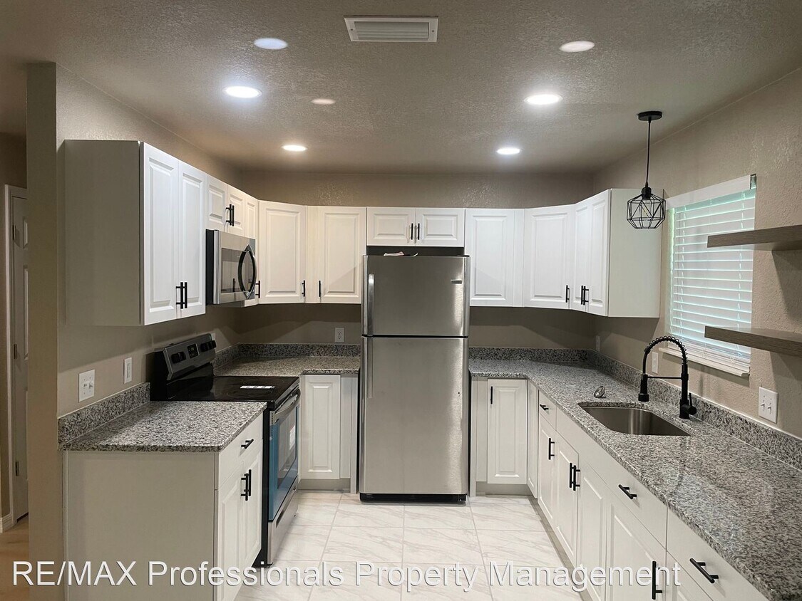 Foto principal - 3 br, 1 bath House - 657 NE Denver Street
