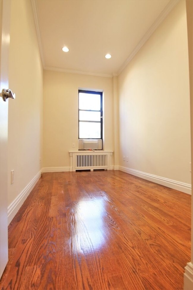 Building Photo - 321 W 88th St