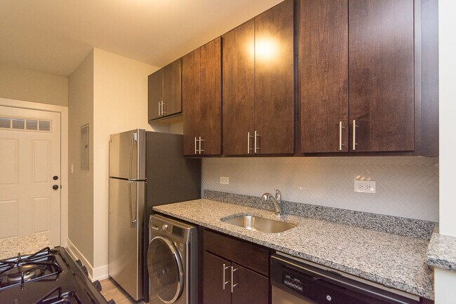 Building Photo - 711 W Brompton Ave