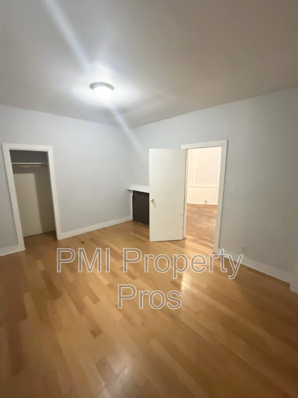 Foto del edificio - 2369 S Howell Ave (Lower)