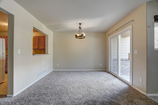 Building Photo - $1,895 - 2 bed/2.5 bath Townhome with new ...