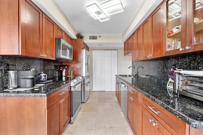Foto del edificio - 3500 Mystic Pointe Dr