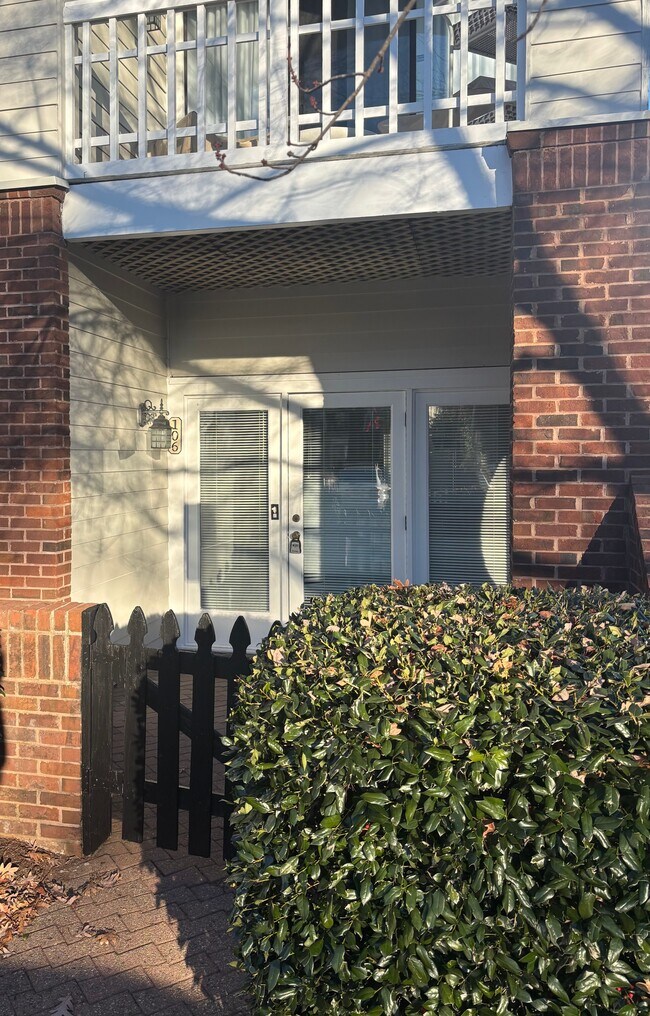 Building Photo - 1001 Brighthurst Dr