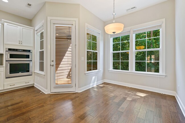 Building Photo - Gorgeous 3-Bedroom Townhome Near the Beltl...