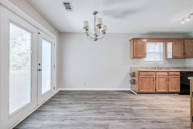 Foto del edificio - Private 3BR Brick Home on 3+ Acres with Partially Fenced Yard