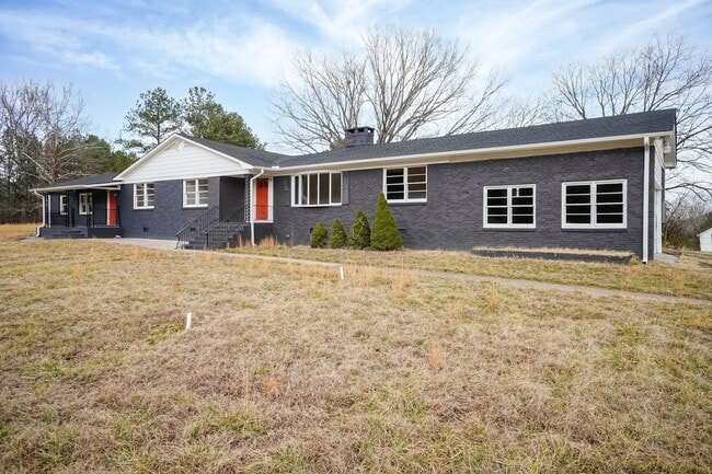 Foto del edificio - Huge Four Bedroom Home!