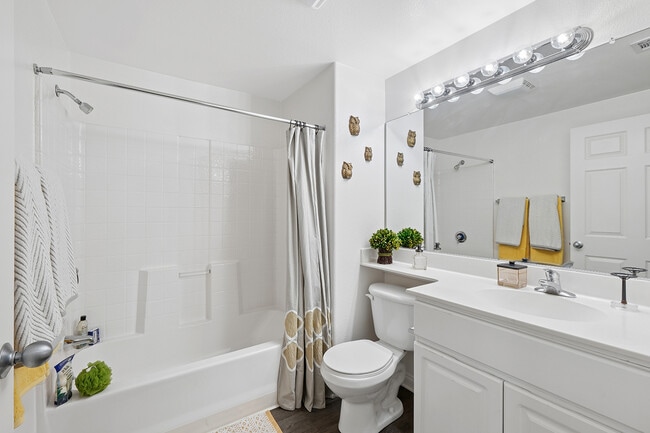 Building Photo - Crescent Heights Luxury Apartment Homes