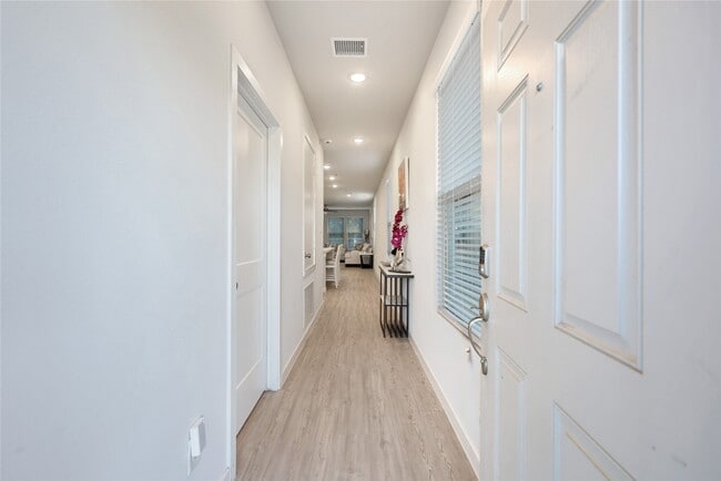 Foto del edificio - 16858 Pandora Wy