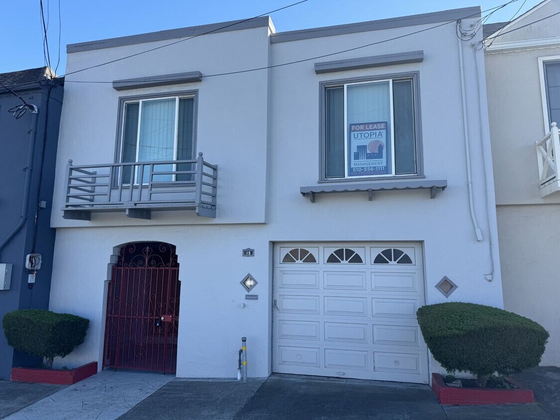Foto principal - SPACIOUS 3 BEDROOM w/ Bonus Room!! Views, ...