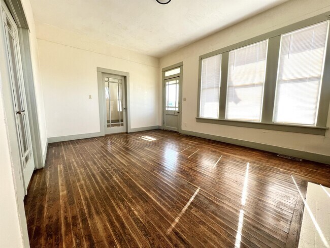 Building Photo - 102 Seminole Ave