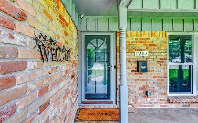 Building Photo - 1202 Shadeland Dr