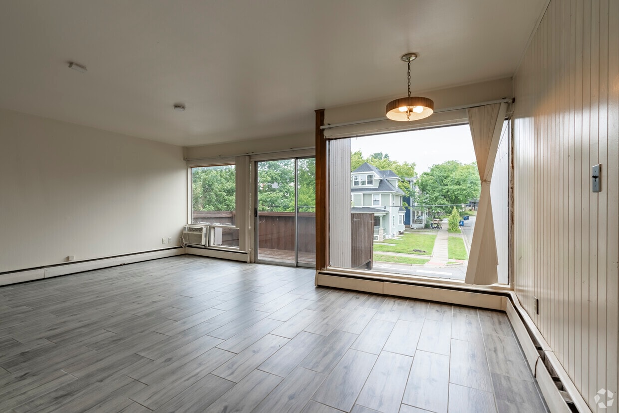 1BR, 1BA - 750SF - Large Balcony - Living/Dining Room - 832 Packard St (Ann Arbor, MI)