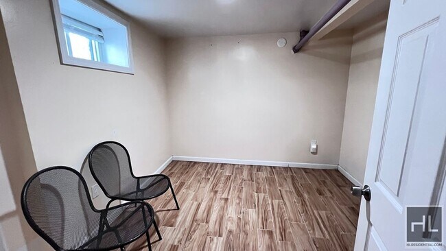 Foto del edificio - NEWLY RENOVATED 1 BEDROOM SEMI-BASEMNT  EA...