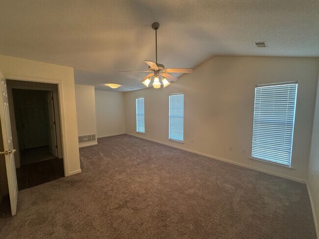Building Photo - Olive Branch- 3 BR/2 BA Includes Lawn Main...
