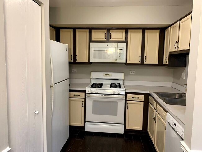 Foto del edificio - 1349 Woodlake Dr