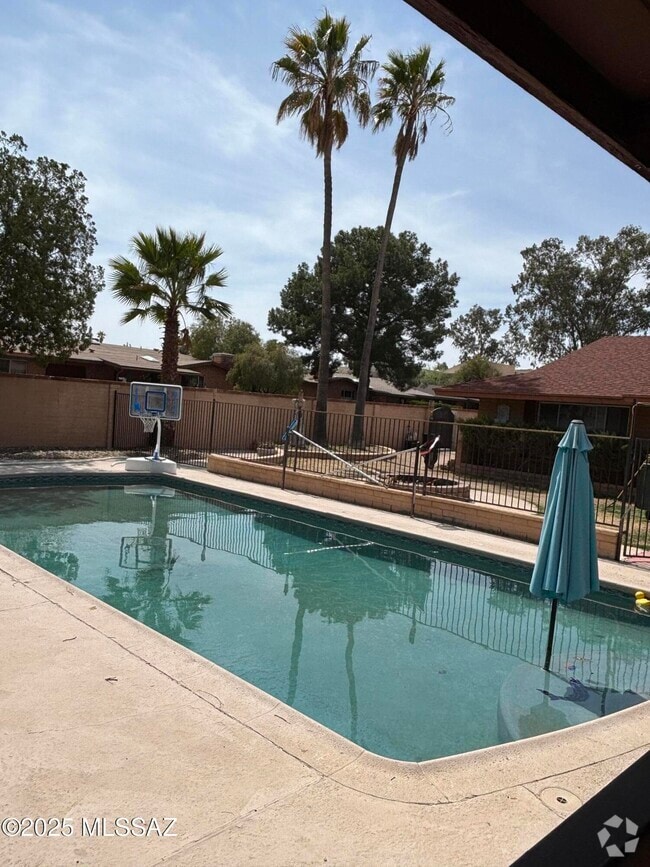 Building Photo - 7724 E Tanque Verde Ln