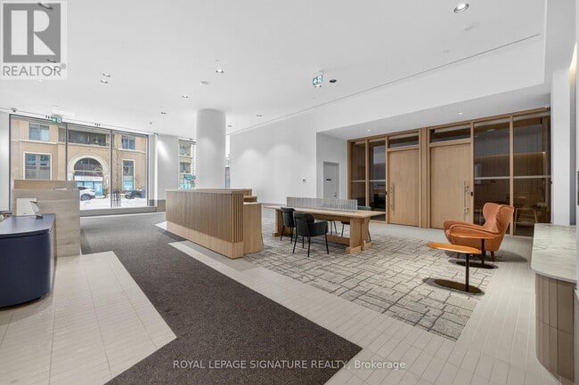 Photo du bâtiment - 395 Square One Dr