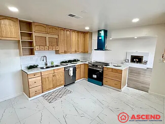 Foto del edificio - Fantastic 3BD/2BA Home in Bakersfield's 93309 — Garage, Gardener Included!