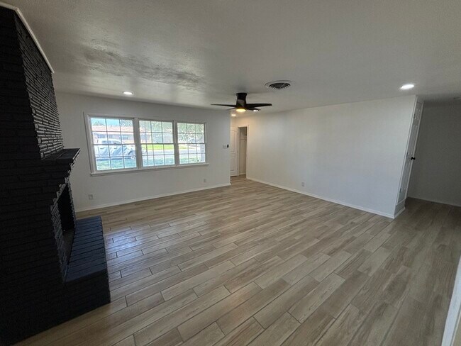 Building Photo - Remodeled 3 bed 2 bath home 1 car garage