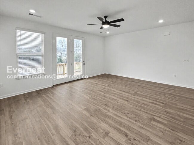 Building Photo - 3 Bed/2.5 Bath Townhome with Garage / Pet-Friendly / Available Now!