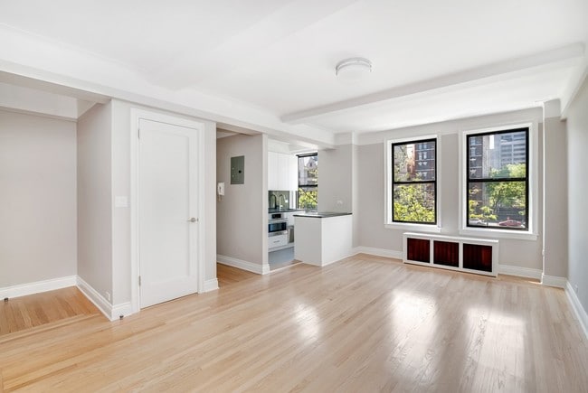 Building Photo - 306 E 21st St