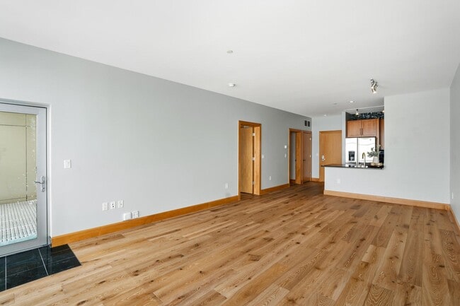 Building Photo - 1550 E Royall Pl