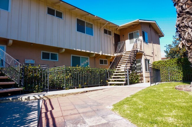 Building Photo - 2929 W Rosecrans Ave