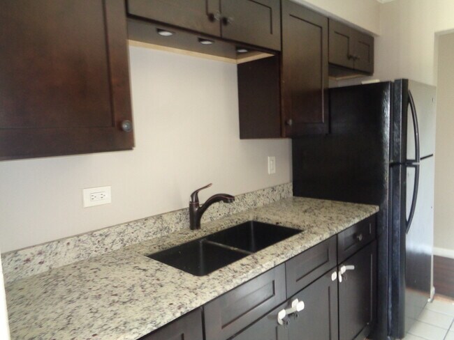 Foto del edificio - 4420 W 111th St