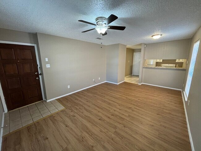 Foto del edificio - 1 bed 1 bath duplex unit, private backyard...