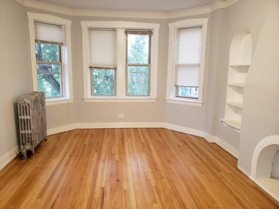 Foto principal - 6415 N Albany Ave