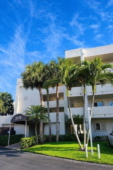 Photo - 3178 Via Poinciana Apartment