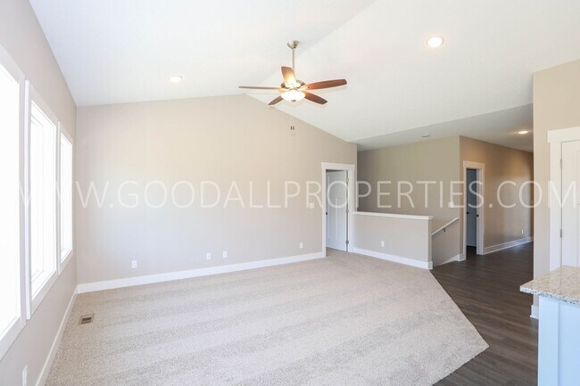 Foto del edificio - 4-Bedroom Ranch Home in Clive with Finished Basement & 3-Car Garage