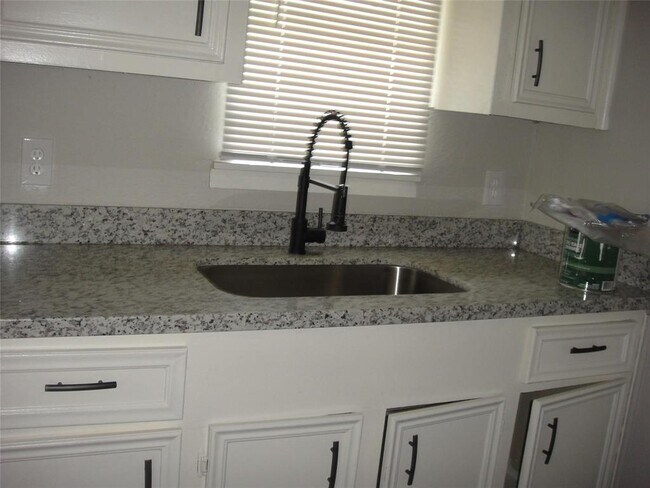 Foto del edificio - 3811 Cornell St