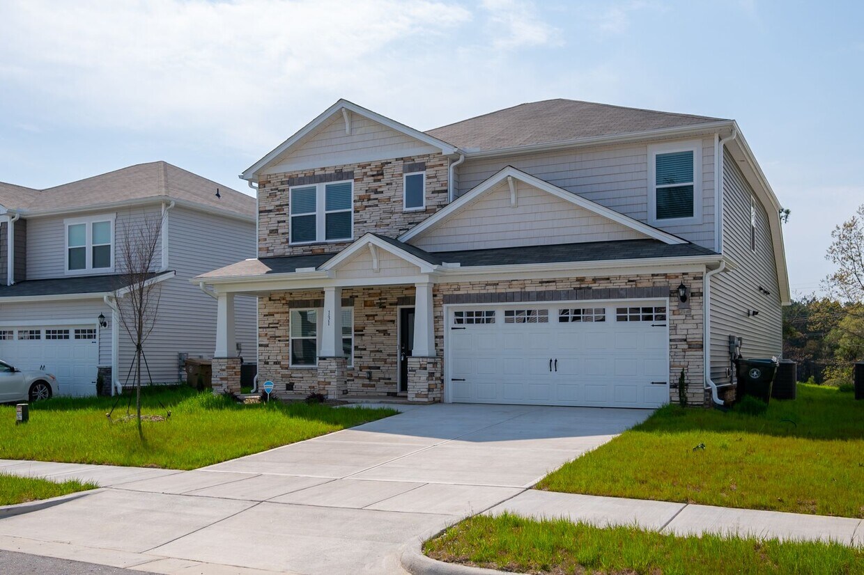 Primary Photo - Prime Location! 2700sqft, 4 bed / 2.5 bath...