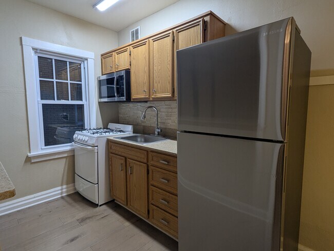 Foto del edificio - 1422 E State St