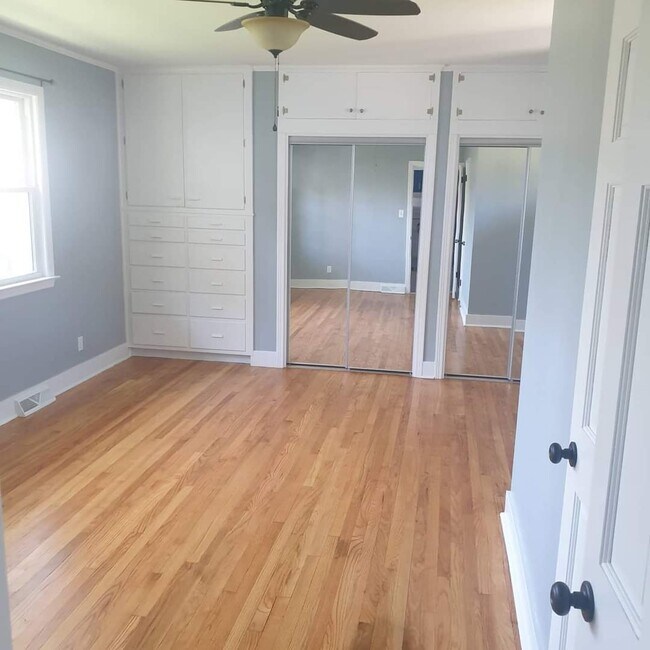 Master bedroom with full bath - 115 7th Ave