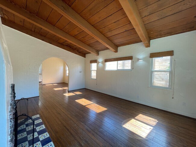 Living room with vaulted beamed ceiling - 1120 Nowita Pl